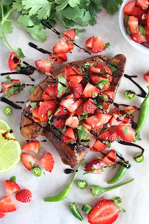 Balsamic Grilled Chicken with Sweet and Spicy Strawberry Salsa {Gluten Free & Paleo} - www.betterwithcake.com