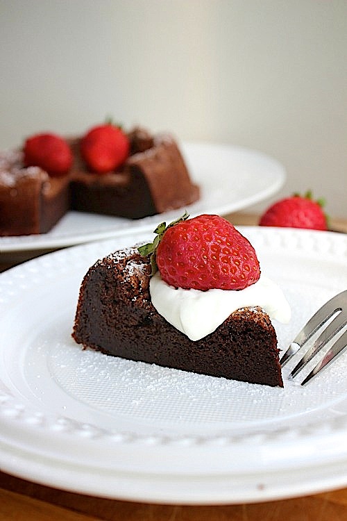 Flourless Chocolate Cake - www.betterwithcake.com #MadeWithChobani