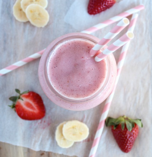 Strawberry Banana Smoothie {Vegan, Paleo Friendly & Dairy Free}