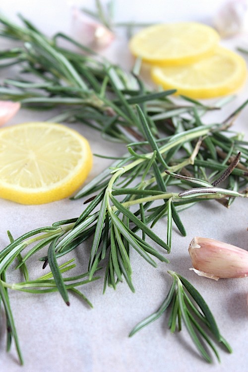 Deliciously Simple Garlic and Rosemary Chicken {Gluten Free & Paleo Friendly} - www.betterwithcake.com