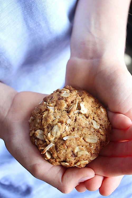 Healthy, Wholewheat Anzac Biscuits - www.betterwithcake.com