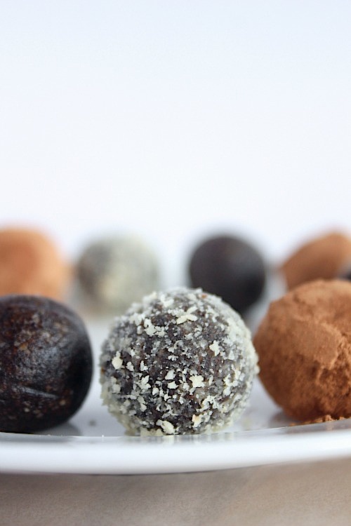 Chocolate, Almond & Hazelnut Bliss Bites {Vegan, Gluten Free & Paleo Friendly} - www.betterwithcake.com