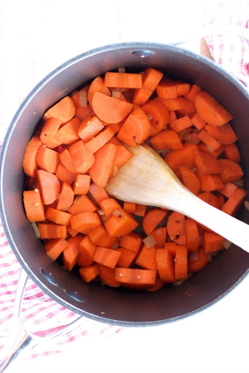 Creamy, Peanutty Thai Carrot Soup 