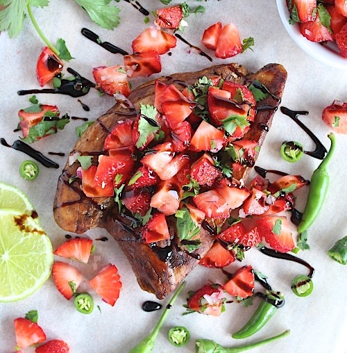 Balsamic Grilled Chicken with Sweet and Spicy Strawberry Salsa {Gluten Free & Paleo Friendly} - www.betterwithcake.com